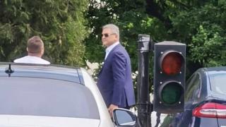 Скандал! Спипаха Пламен Бобоков и „иконома“ на Цветан Василев да обсъждат, или разменят „нещо“ СНИМКИ