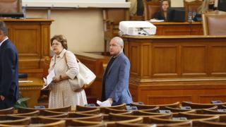 Тошко Йорданов и Ива Митева спретнаха неочаквано бесен скандал в Народното събрание