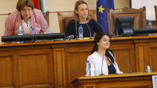 Женските свади в НС между Митева, Дончева и Кирова с неочакван развой днес СНИМКИ