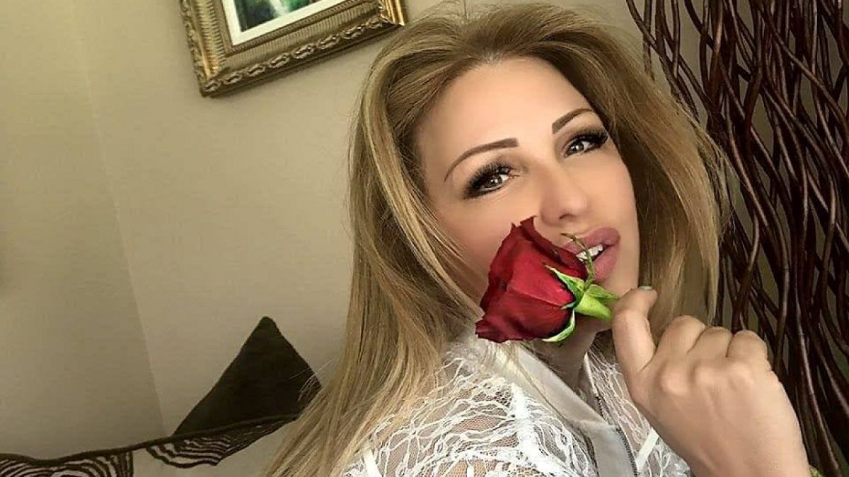 Фолк звездата Рени лъсна дибидюс на СНИМКА 18+