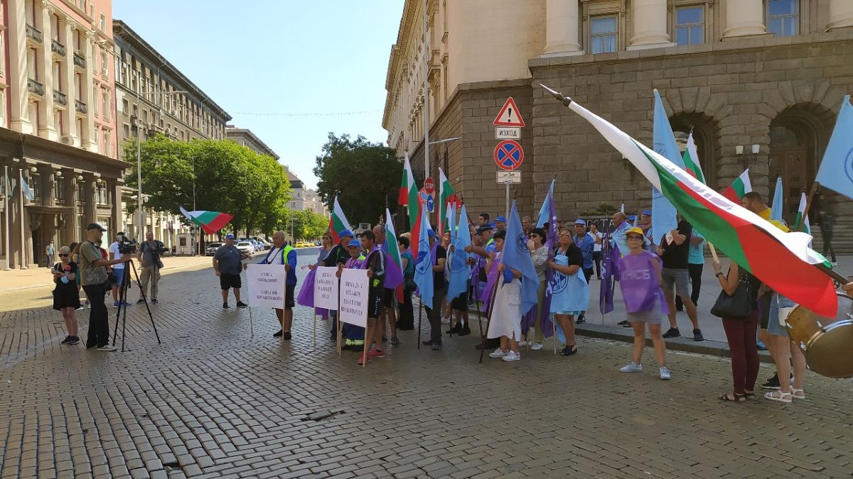 Напрежението ескалира: Протест и блокада в центъра на София и АМ „Тракия" заради хората на Радев СНИМКИ