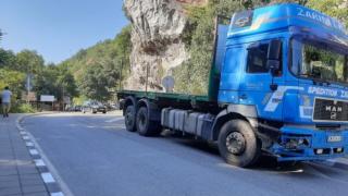 Само ден след кървавата баня в Драгоман, нов ужас с тир и кола, този път край Асеновград ВИДЕО