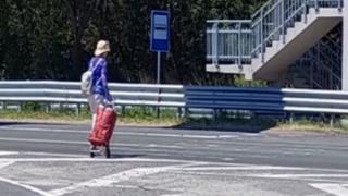 Дама с пазарска количка втрещи шофьорите на пътя Бургас-Созопол с безумните си действия ВИДЕО 