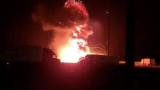 Страховито ВИДЕО: Взриви се камион с 12 тона дезодоранти