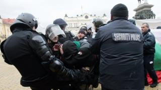 Къса памет: А помните ли как Манолова отричаше да има бити протестиращи СНИМКА 