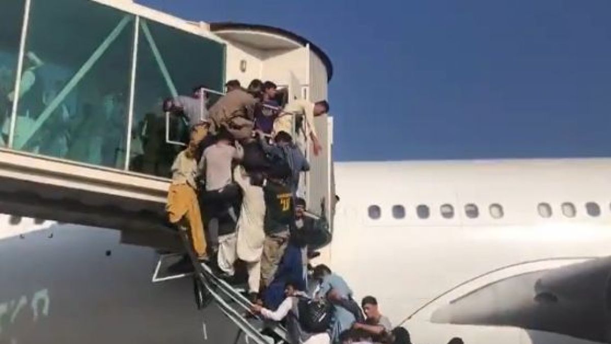 Първи жертви на хаоса на летището в Кабул ВИДЕО