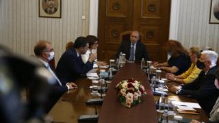 Радев помръкна на срещата с ГЕРБ след размяна на остри реплики 