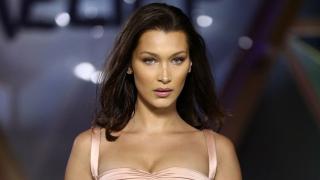 Най-красивата жена в света облече невидим бански, но цената му е... СНИМКИ 18+