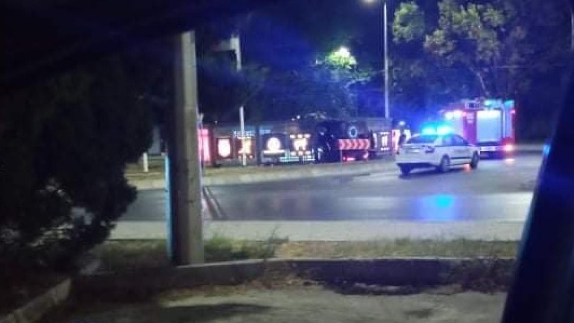 Кола се качи върху кръгово по тъмна доба във Варна СНИМКИ