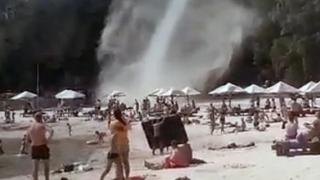 Уникално ВИДЕО: Смерч на препълнен плаж въобще не смути плажуващи руснаци