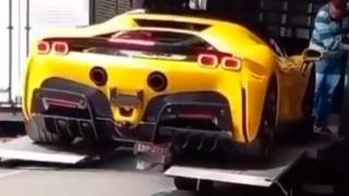 Издънка: Хамали потрошиха най-скъпото Ferrari, докато го разтоварват ВИДЕО