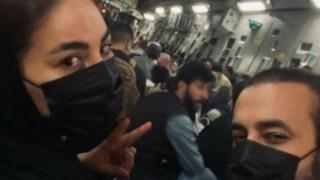 Най-голямата поп звезда на Афганистан избяга от талибаните ВИДЕО