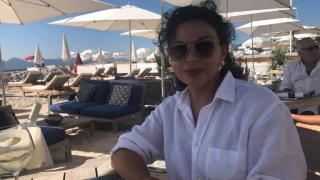 Скандална бизнесдама купонясва по морето, а уж е с влошено здраве