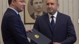 Радев връчи мандат на ГЕРБ, след секунди Митов му го върна 