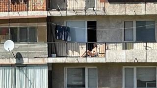 Без свян! Врачанка се пече чисто гола на балкона си СНИМКИ 18+