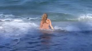 Мира Добрева лъсна чисто гола, но кой я снима в тази поза на плажа СНИМКИ 18+