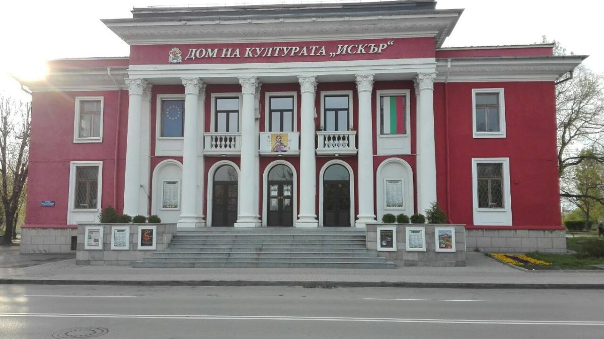 Огромна опашка се изви пред културния дом в столичния жк "Дружба", ето защо 