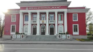 Огромна опашка се изви пред културния дом в столичния жк "Дружба", ето защо 