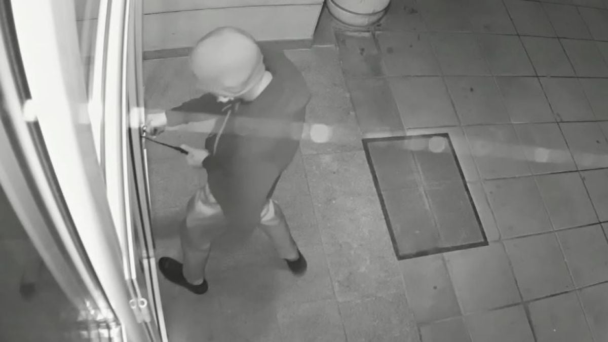 Виждали ли сте този мъж? Извърши нещо много гнусно в столичен блок ВИДЕО 