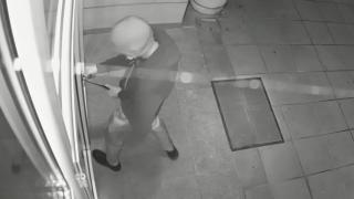 Виждали ли сте този мъж? Извърши нещо много гнусно в столичен блок ВИДЕО 