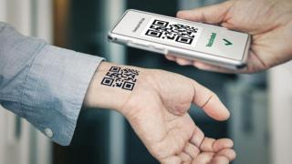 Не е за вярване какво направи този младеж с QR кода от сертификата си за ваксинация СНИМКИ