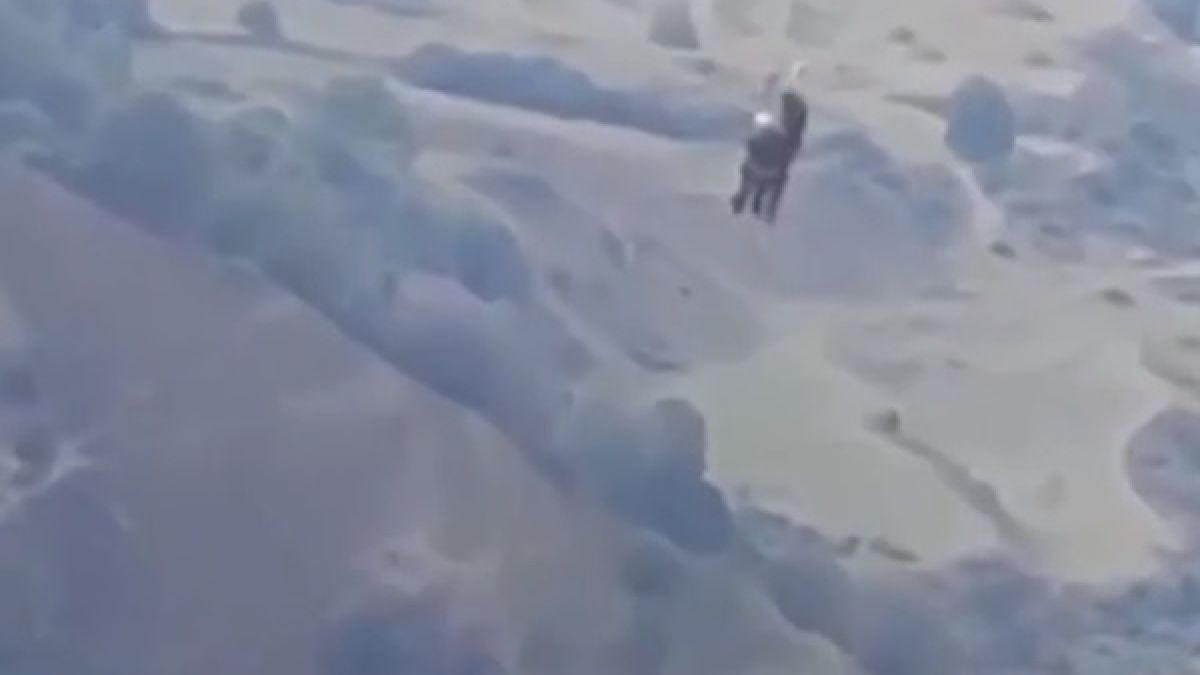 ВИДЕО 18+ улови смъртта на инструктор, спасяващ турист на зиплайн