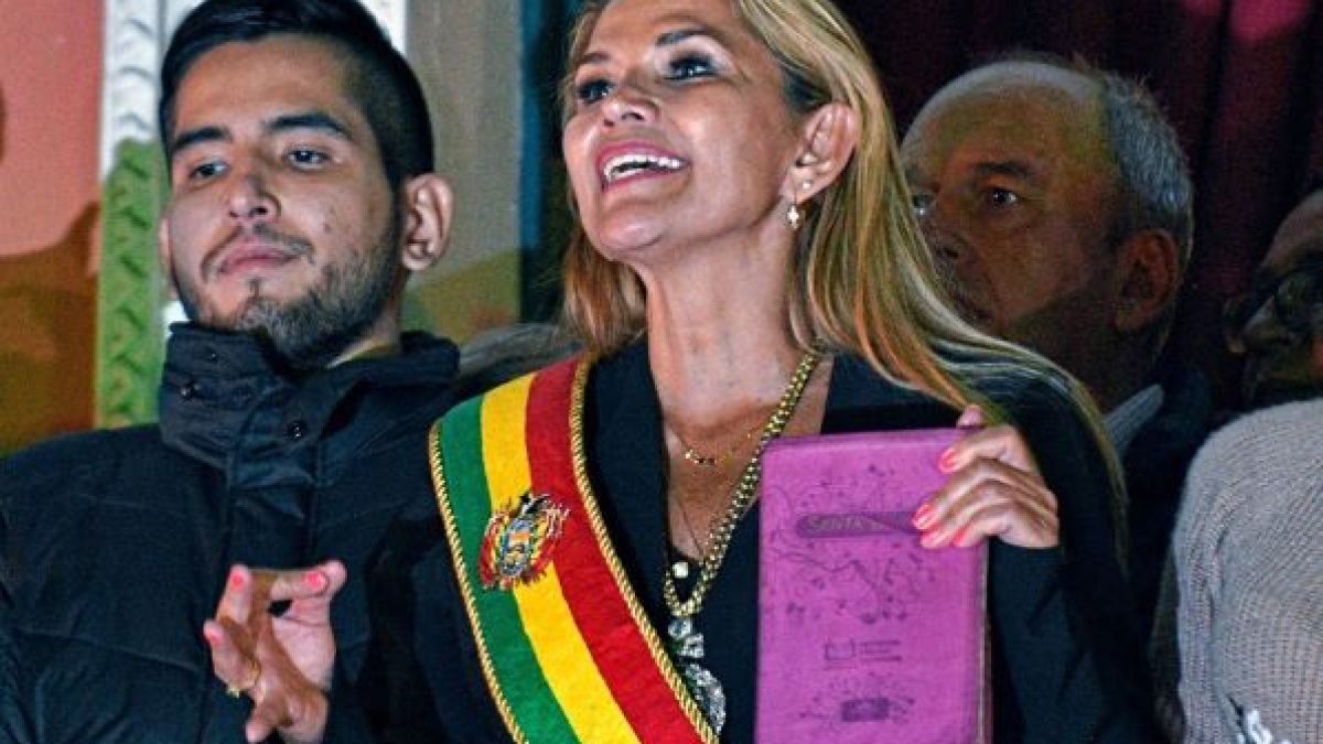  Експрезидентшата на Боливия си посегна в затвора
