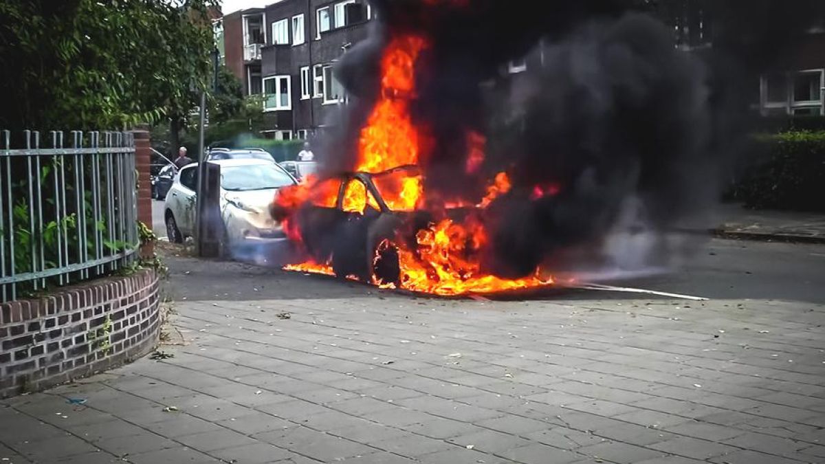 Първи инцидент: Volkswagen ID.3 изгоря мистериозно до основи по време на зареждане ВИДЕО