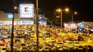 Какво се случва?! Невиждана блъсканица и опашки пред "Кауфланд" в Перник снощи! ВИДЕО