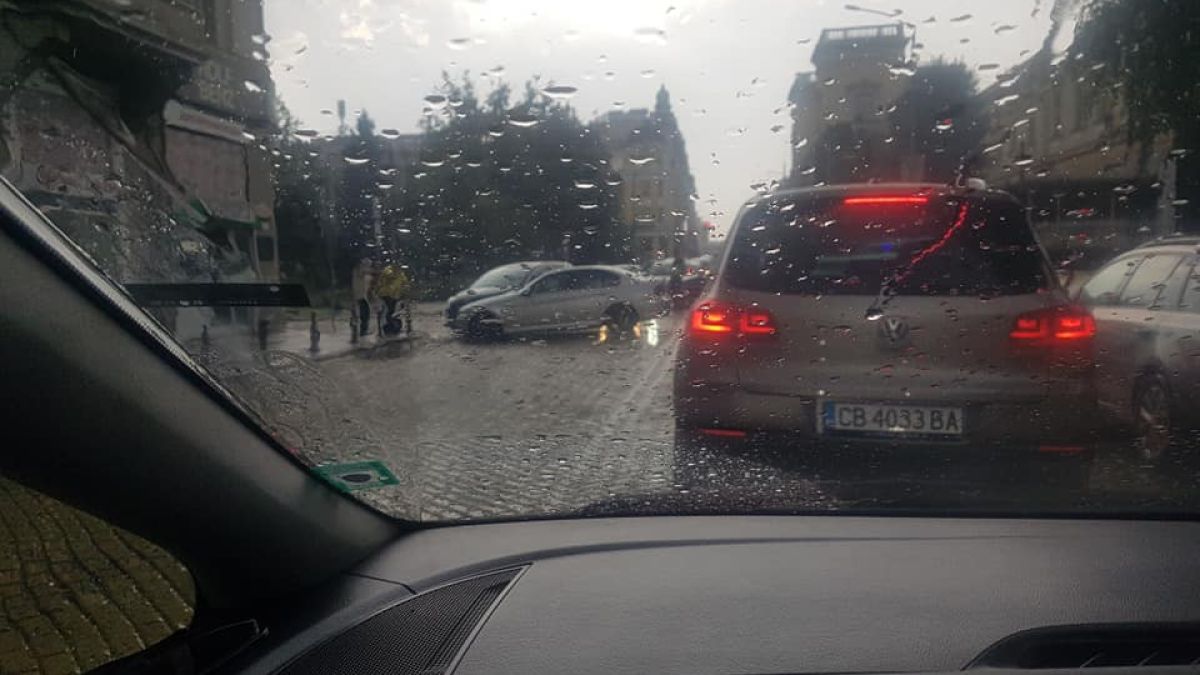 Започна се! Меле след меле в София насред проливния дъжд СНИМКИ 