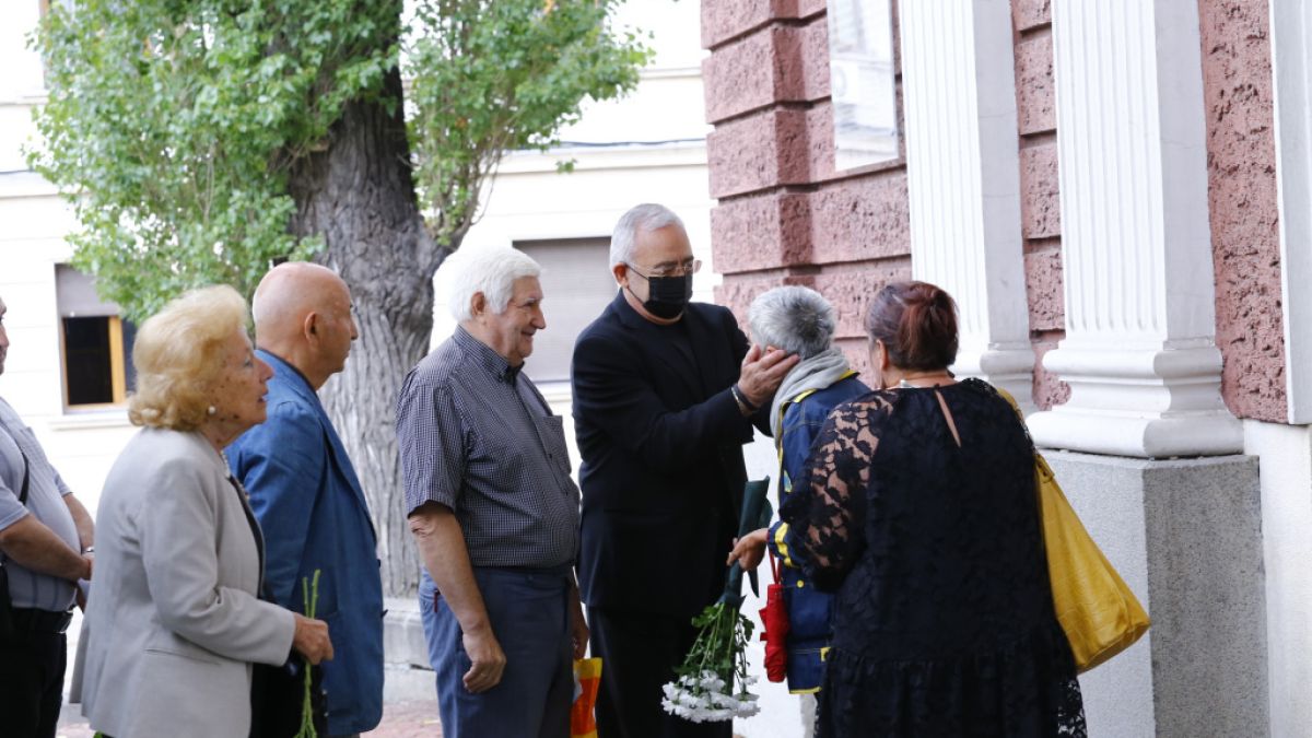 Политици и актьори скърбят за грандамата на театъра Виолета Бахчеванова СНИМКИ