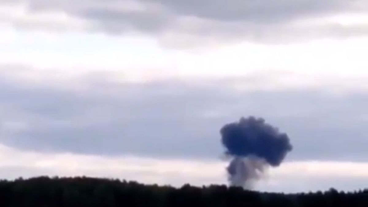 Екшън в небето: СУ-24 се разби в Русия ВИДЕО