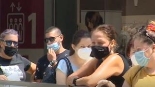 В столичните молове пак се наредиха на опашка за... 