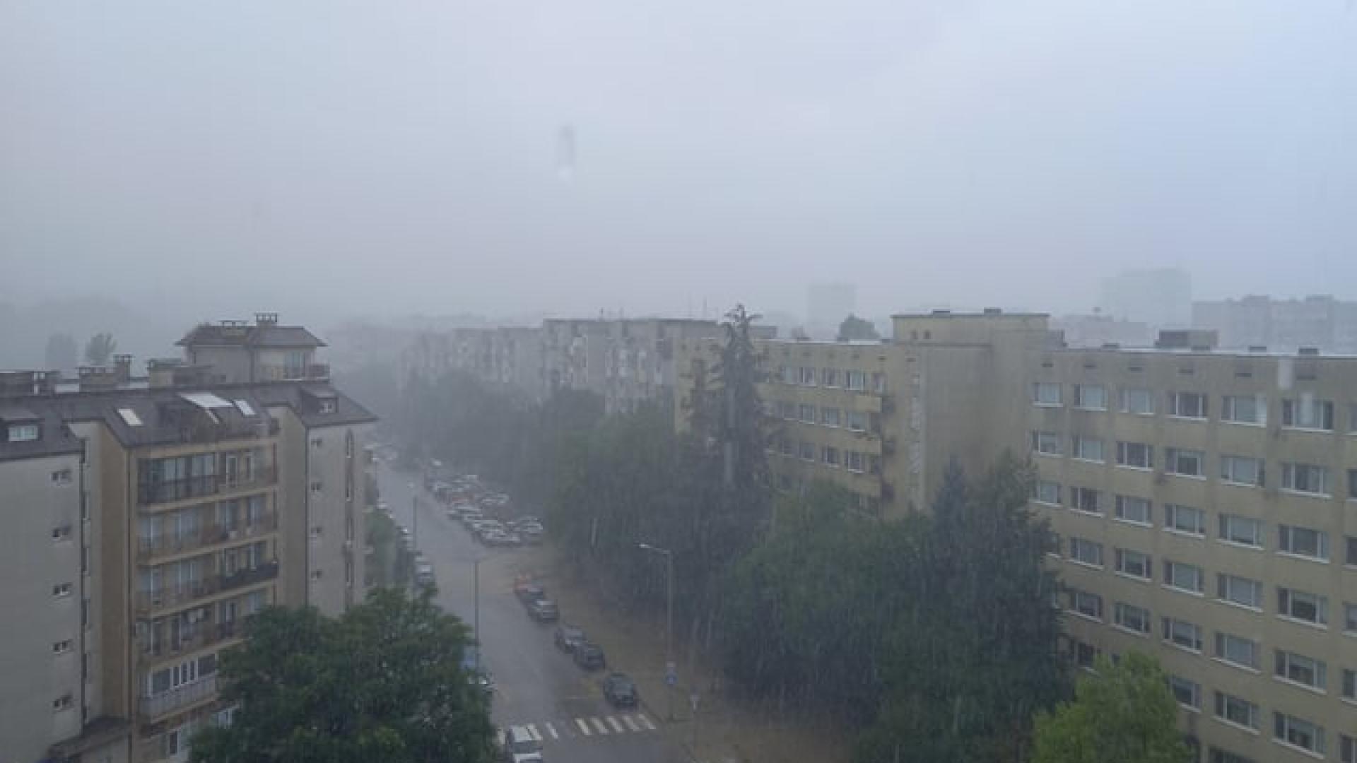 Мощен порой удари столичния кв. "Дървеница" ВИДЕО