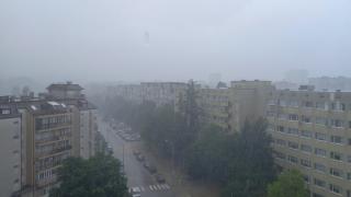 Мощен порой удари столичния кв. "Дървеница" ВИДЕО