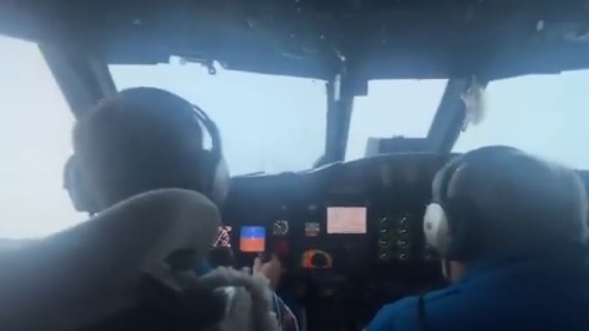 Пилоти на самолет заснеха отвътре епицентъра на урагана Айда ВИДЕО
