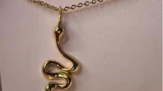 Мъст: Момиче попари приятелката си за секса с възлюбения й с това ВИДЕО