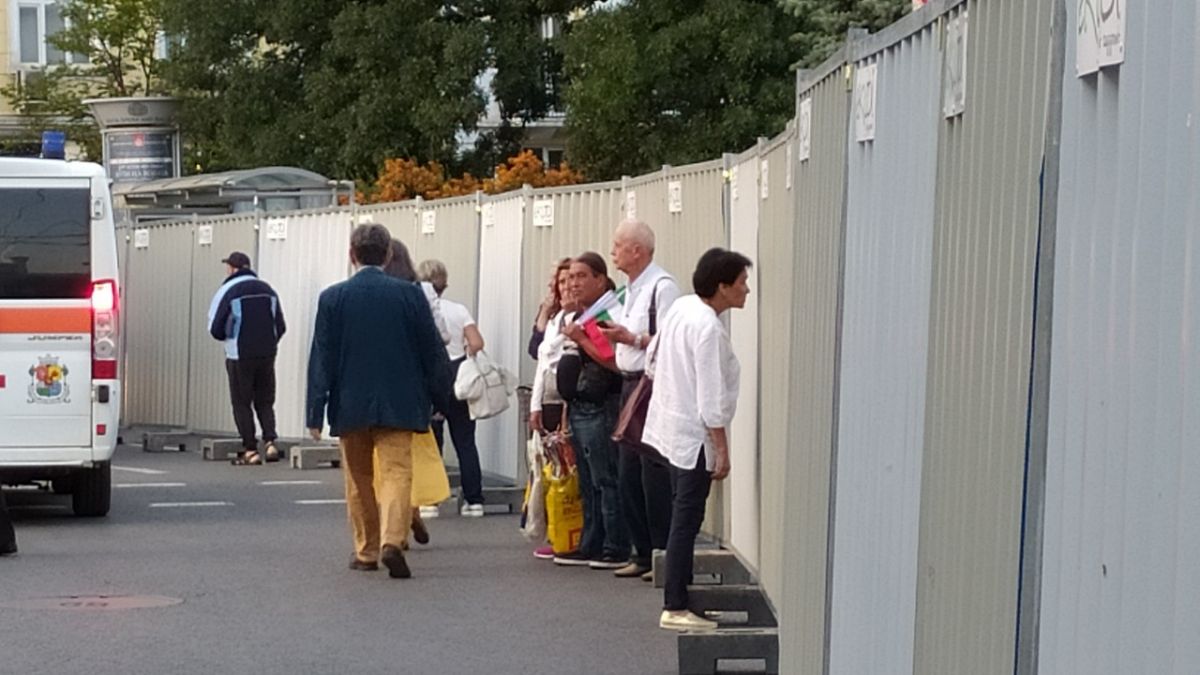 Билетите за Соня Йончева и Пласидо Доминго свършиха, тълпата продължава да расте СНИМКИ 