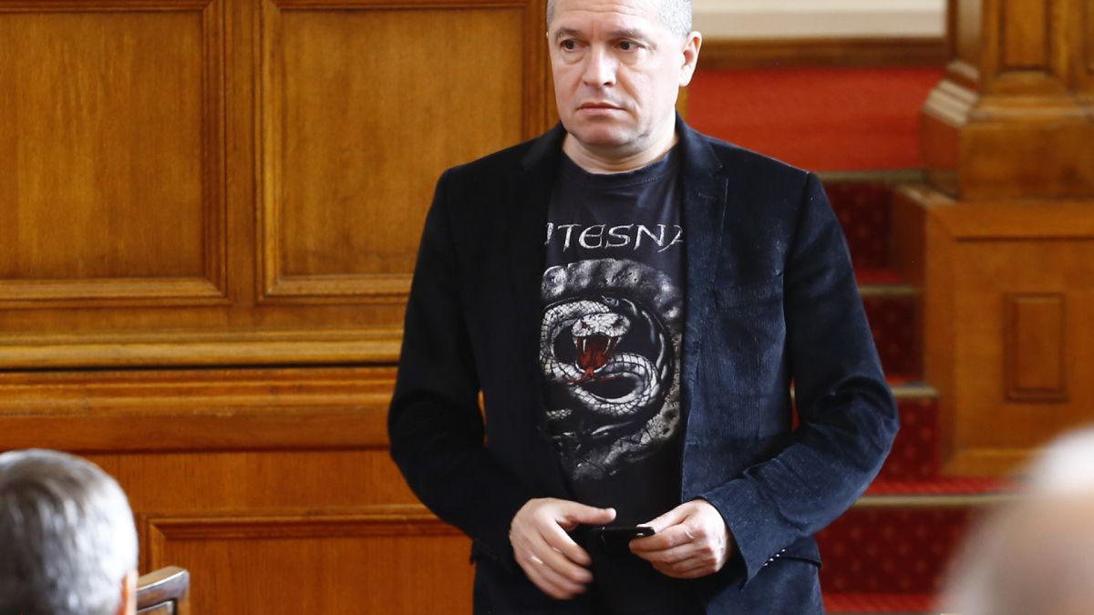 Жесток скандал в парламента, обиждат се на маймуни, палячо и шавливи булки