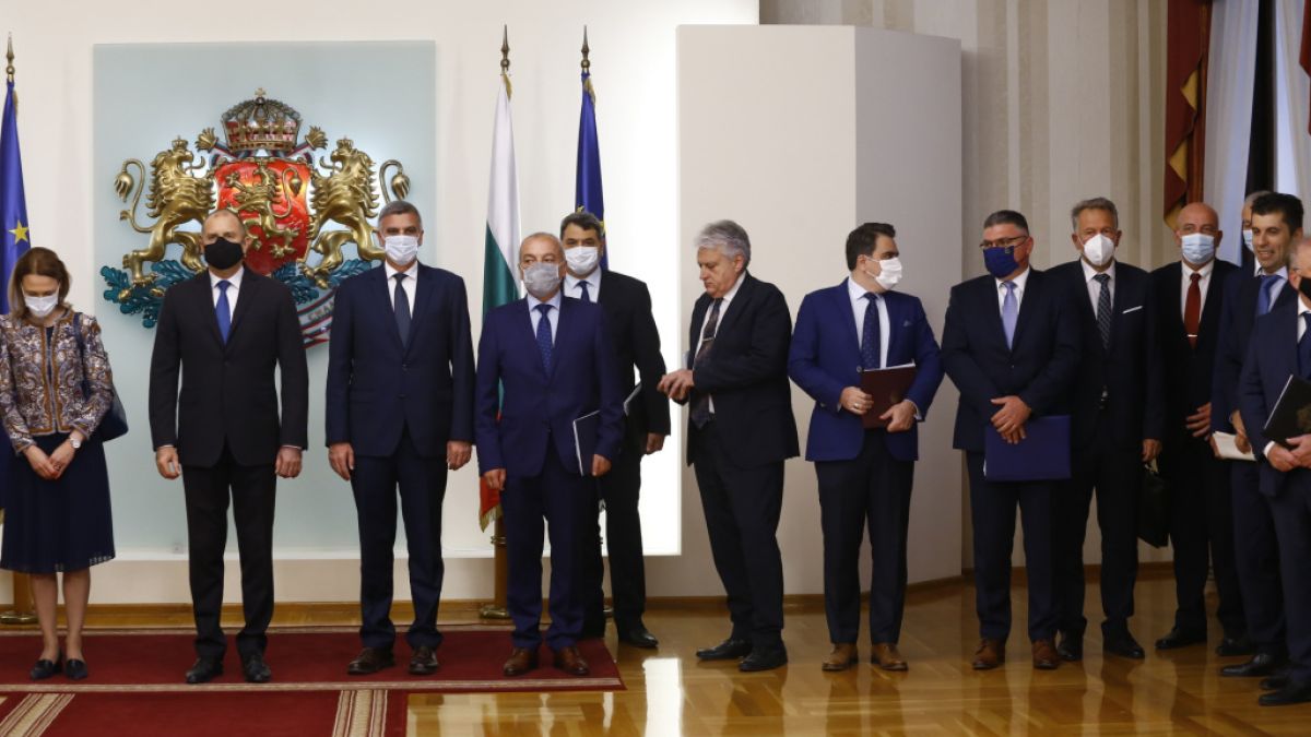 Радев събра министрите си на четири очи - решава ли се кои ще са в следващия кабинет? 