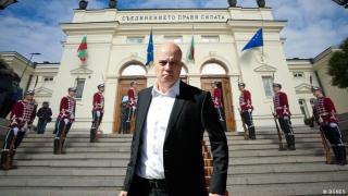Слави вся смут в кабинета "Петков"! Скочи на премиера