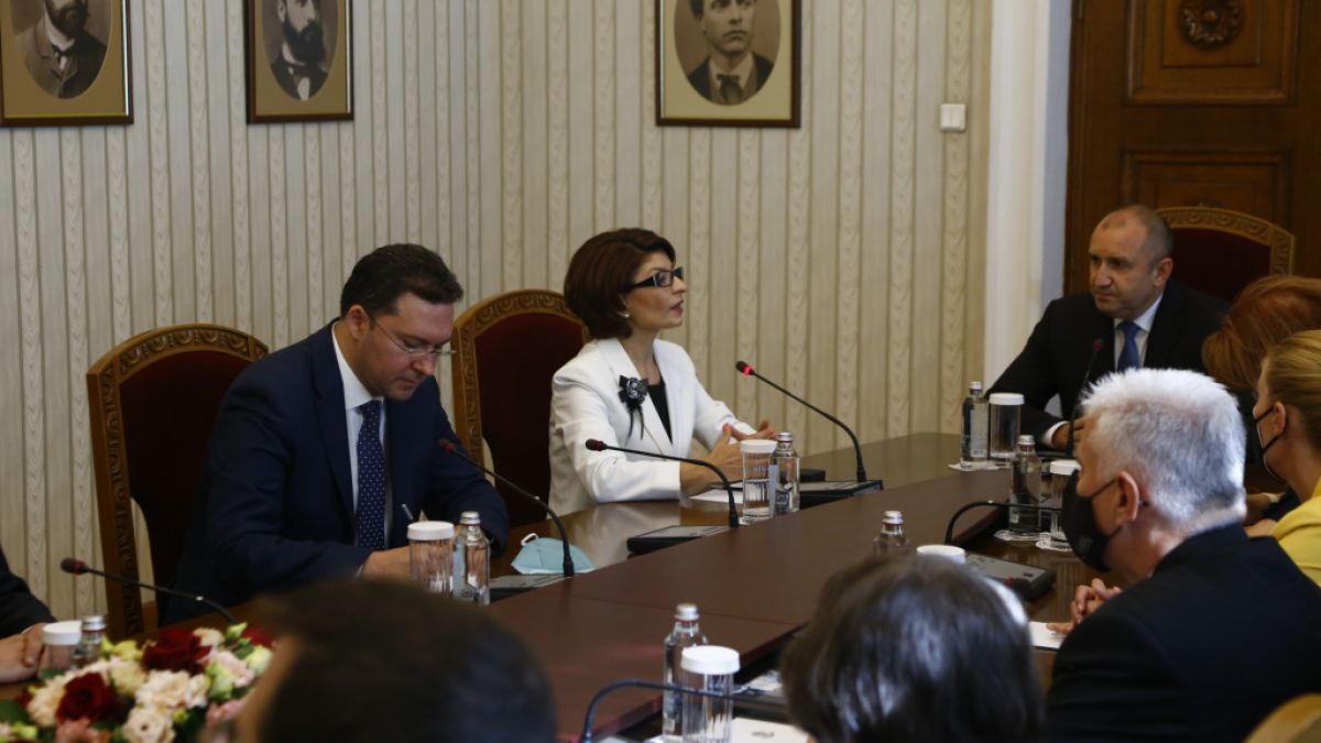 Атанасова разкри какъв курт капан готви кабинетът "Петков" на Радев