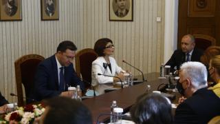 Атанасова разкри какъв курт капан готви кабинетът "Петков" на Радев