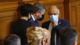 ДБ отива на среща с проф. Габровски, за да...