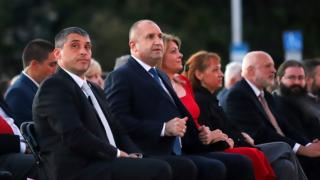 Радев и съпругата му закъсняха за концерта на Пласидо Доминго, тенорът ги чака прав на сцената СНИМКИ