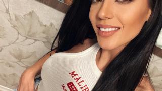 Ето коя фолк певица си показа циците на плажа СНИМКИ 18+