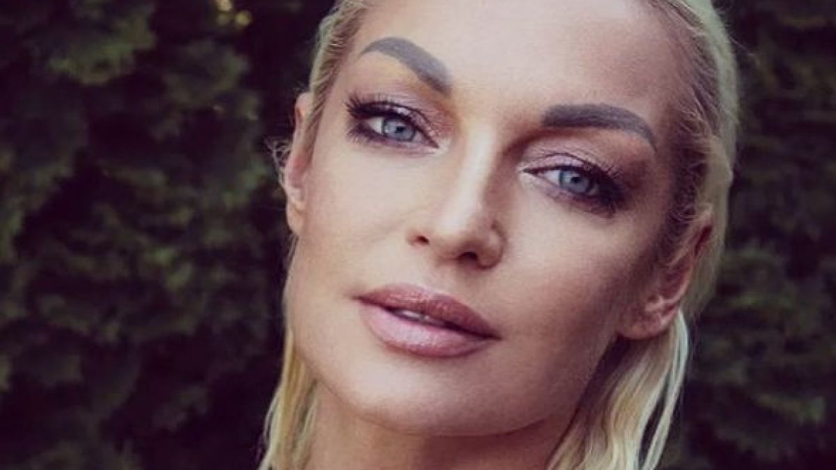 Оля се! Волочкова си показа гърдите в класната стая на дъщеря си СНИМКИ 18+