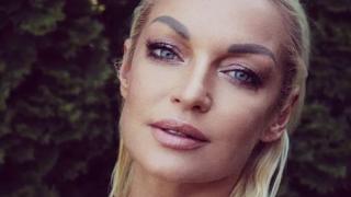 Оля се! Волочкова си показа гърдите в класната стая на дъщеря си СНИМКИ 18+