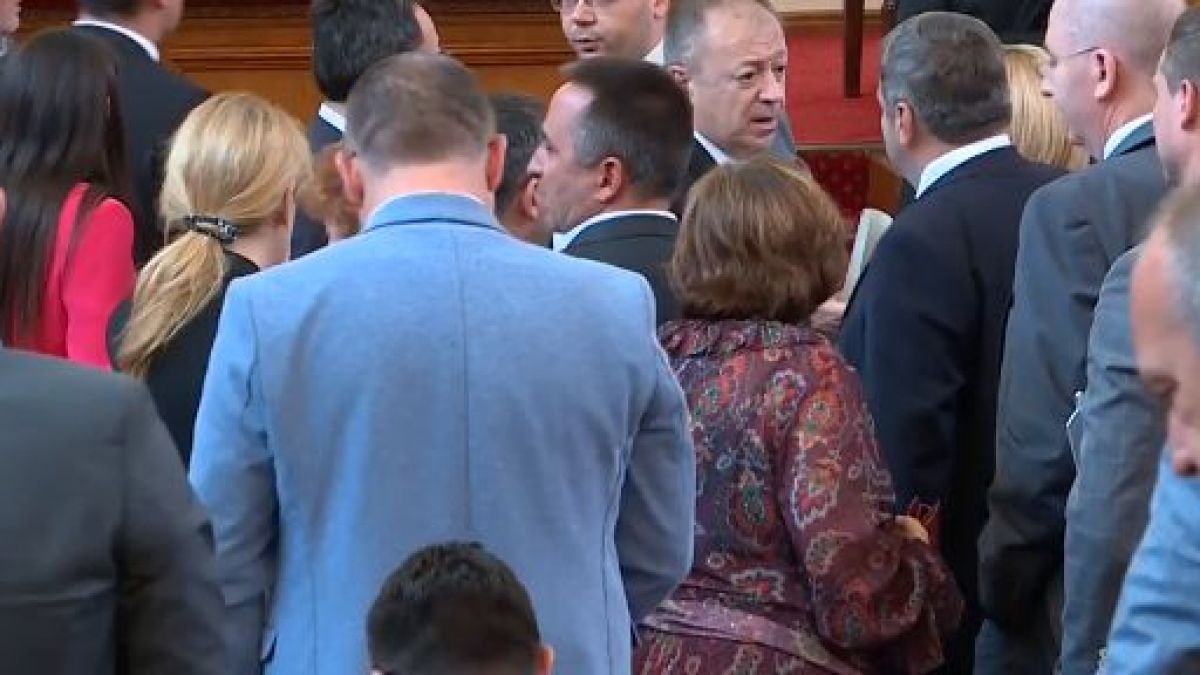 Цирк в парламента: Депутатите скочиха на Росица Кирова заради закон, който не разбраха приели ли са