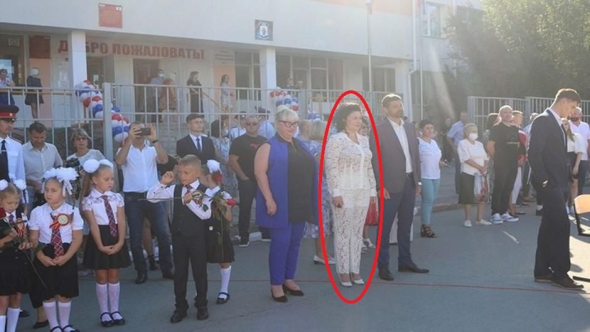 Попиляха от критика скандална министърка заради прозрачен тоалет СНИМКА 